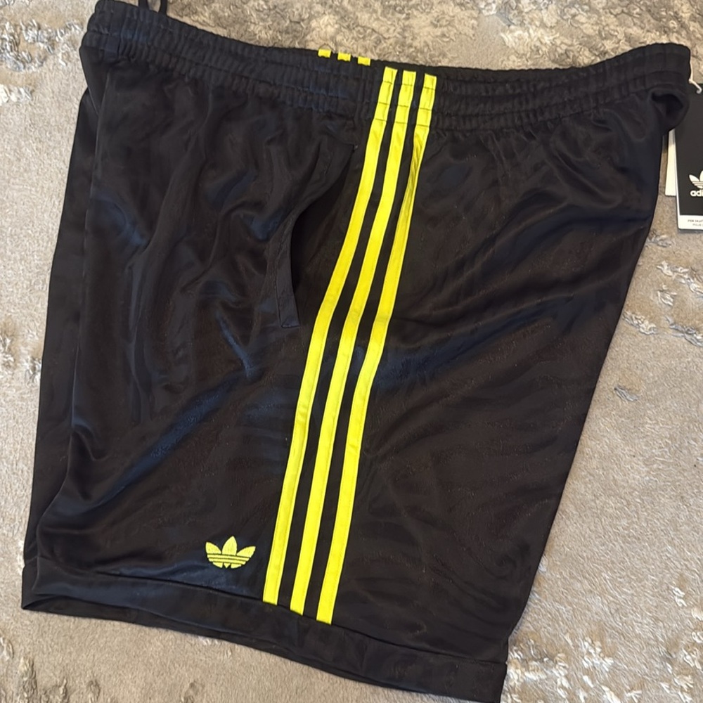Men’s Adidas Originals Shorts - Picture 9 of 9